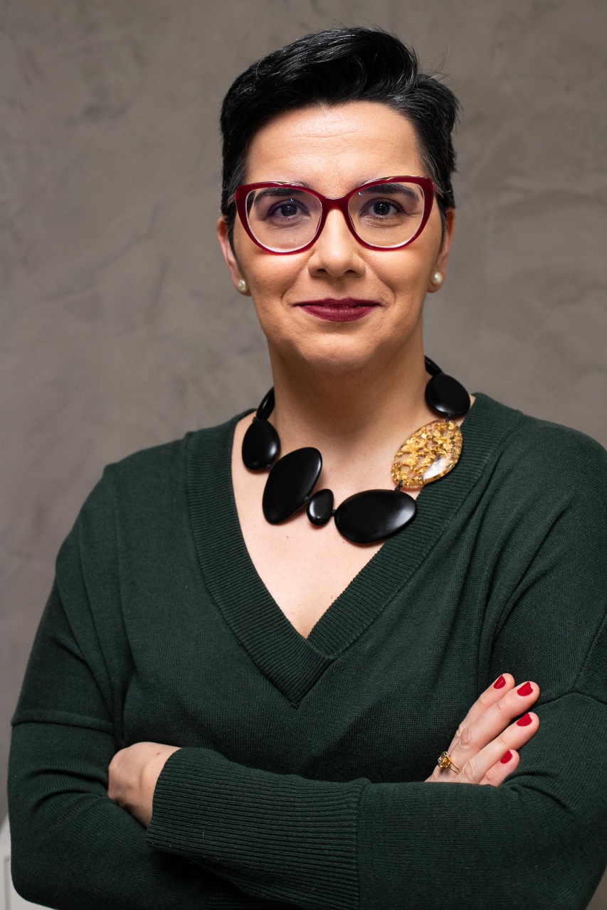 CAROLINA COSTA FERREIRA
Doutora e Mestra em Direito, Estado e Constituição pela Universidade de Brasília (UnB). Líder do Grupo de Pesquisa "Criminologia do Enfrentamento" (UniCEUB - CNPq). Professora do Mestrado em Direito Constitucional do Instituto Brasiliense de Direito Público (IDP). Professora de Direito Penal, Processo Penal e Criminologia do Centro Universitário de Brasília (UniCEUB). Advogada especializada no atendimento a mulheres (questões de gênero, individuais e coletivas, no âmbito penal e na defesa de direitos humanos).