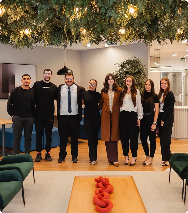 Grupo de alunos do IDP Internship Faria Lima reunido no escritório em São Paulo