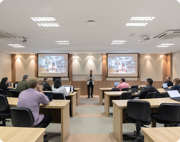 Aula em sala com dois telões