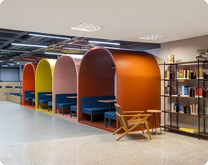 Cabines de estudo coloridas e estante de livros